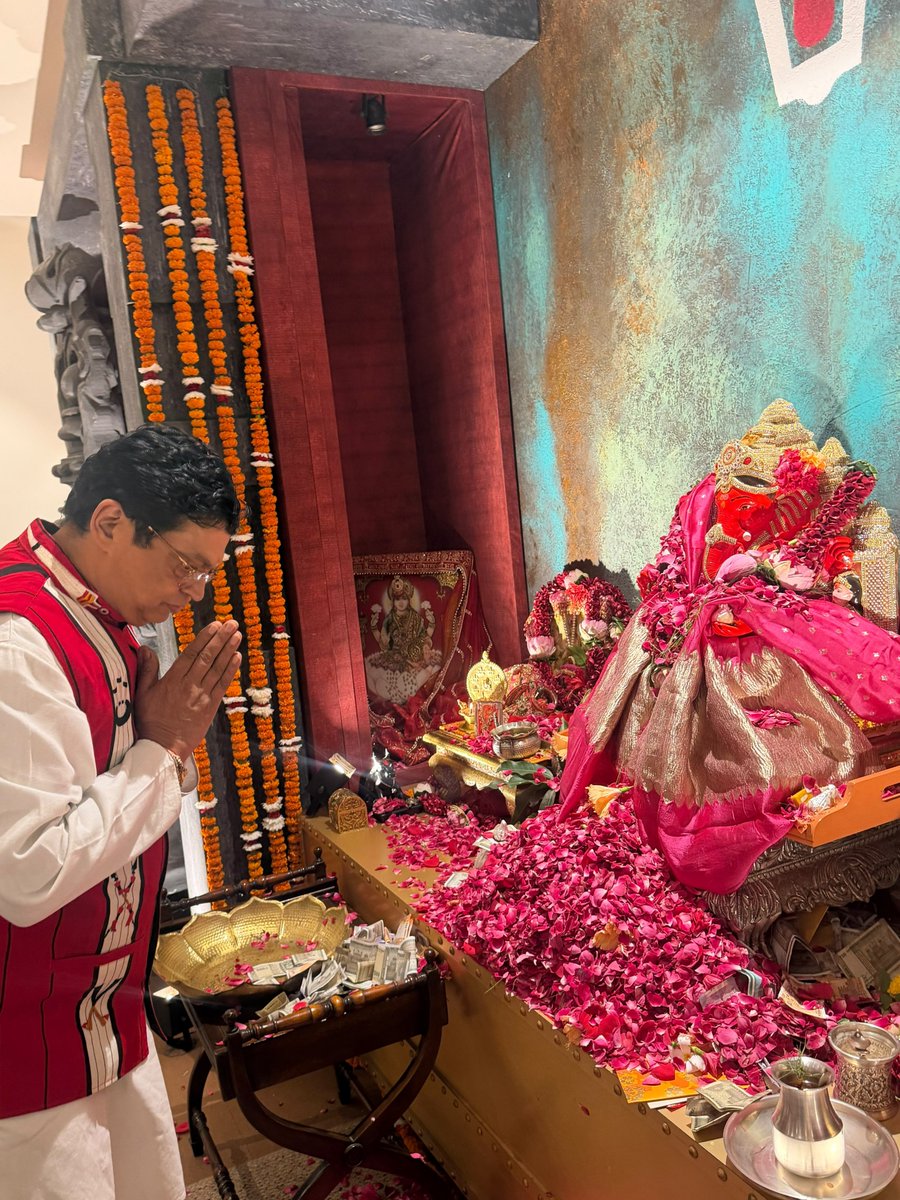 gopalkagarwal's tweet photo. On the auspicious occasion of Ganesh Chaturthi, I visited the residence of Shri @PiyushGoyal Ji, Hon’ble Union Minister of Commerce & Industry.

It was a pleasure to join Shri Goyal Ji and several other distinguished dignitaries in offering prayers and seeking the divine blessings of Bhagwan Shri Ganesha.

We also exchanged warm pleasantries and celebrated the festival in an atmosphere filled with devotion, positivity and togetherness.

May Lord Ganesha bless everyone with wisdom, prosperity, happiness and the strength to overcome every obstacle.

Ganpati Bappa Morya! 🙏🚩