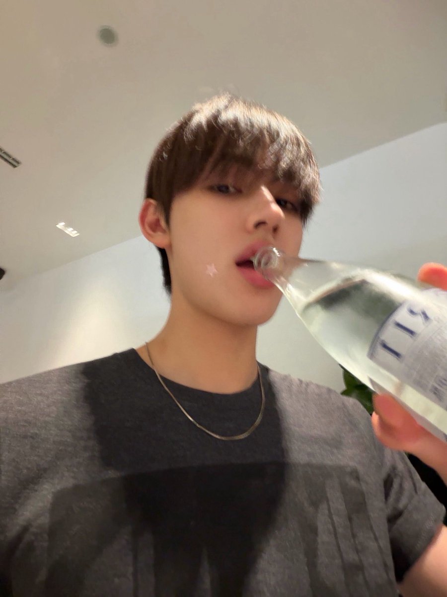 eompetal's tweet photo. #twinz :00 https://t.co/LlEaLAqePg