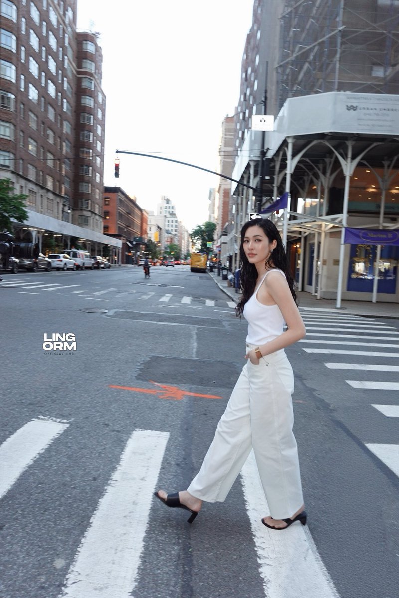 LingOrmCH3's tweet photo. Still lost in NYC 😁

#LinglingkwongxCalvinklein 
#CalvinKleinSS27 #NYFW  #CalvinKlein #LinglingKwong @CalvinKlein @linglingsirilak https://t.co/Yw8V9zEVQO