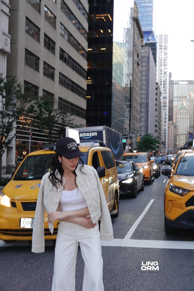 LingOrmCH3's tweet photo. Still lost in NYC 😁

#LinglingkwongxCalvinklein 
#CalvinKleinSS27 #NYFW  #CalvinKlein #LinglingKwong @CalvinKlein @linglingsirilak https://t.co/Yw8V9zEVQO