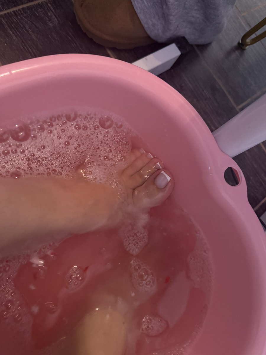 forebiddnfruit's tweet photo. Bubbly toes 

Would you drink this? 
#latina #feet https://t.co/blhRZRreN5