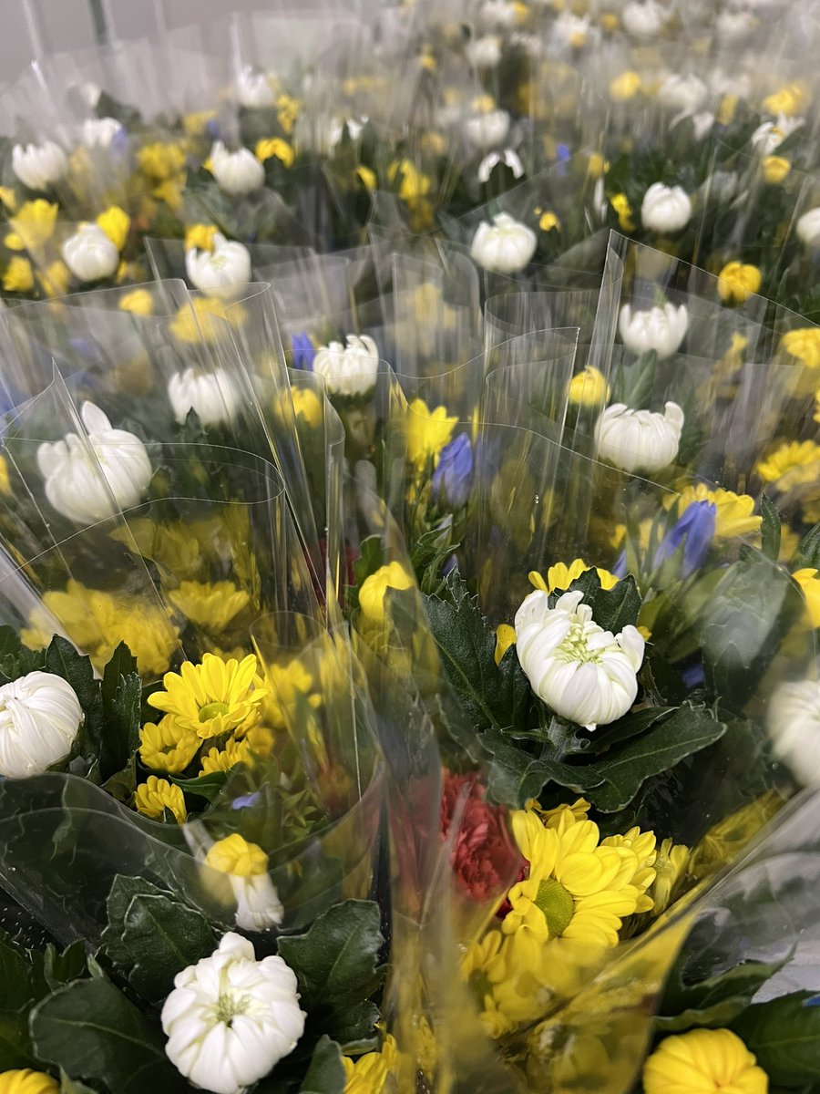 flower_8739's tweet photo. ９月も半ば、もうすぐ秋のお彼岸🍁
ハナサク本店もお彼岸に向けて少しずつ準備を進めています。

お仏花はもちろん、お供のアレンジメントの作成も承っております📝

ご予約お待ちしております🌼　
#ハナサク本店　#TLを花でいっぱいにしよう　#仙台花屋 https://t.co/O6wimRHpSN