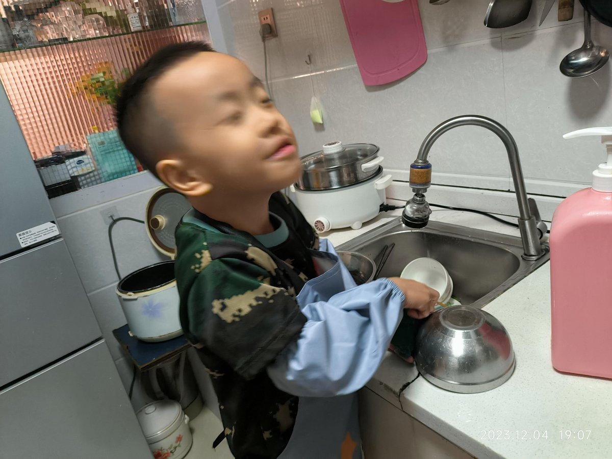 euryp837348's tweet photo. Just caught my 7-year-old "helping" wipe the kitchen counter with a sock—said it’s his "special cleaning cloth"  Home’s messy but full of tiny, warm chaos.， https://t.co/zMC6i6P8J7