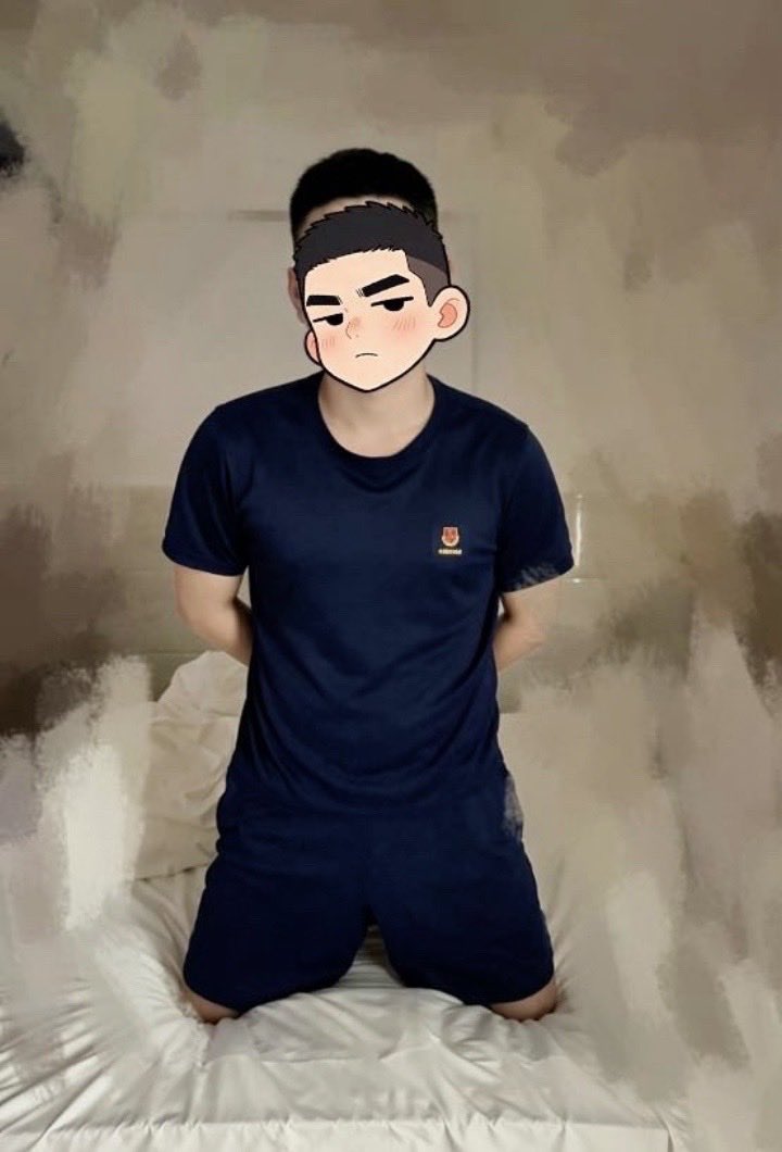 Hshayfq's tweet photo. 制服play https://t.co/WJsSj2SNtn