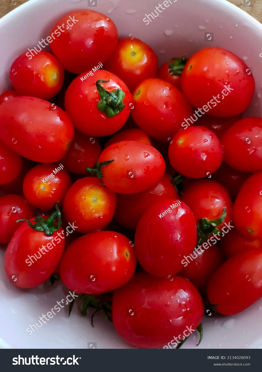 elidn364838's tweet photo. Just tried the new organic cherry tomatoes from the local market—burst with sweet juice, no watery aftertaste, perfect for salad or snack! https://t.co/uFfoV8qJ5y