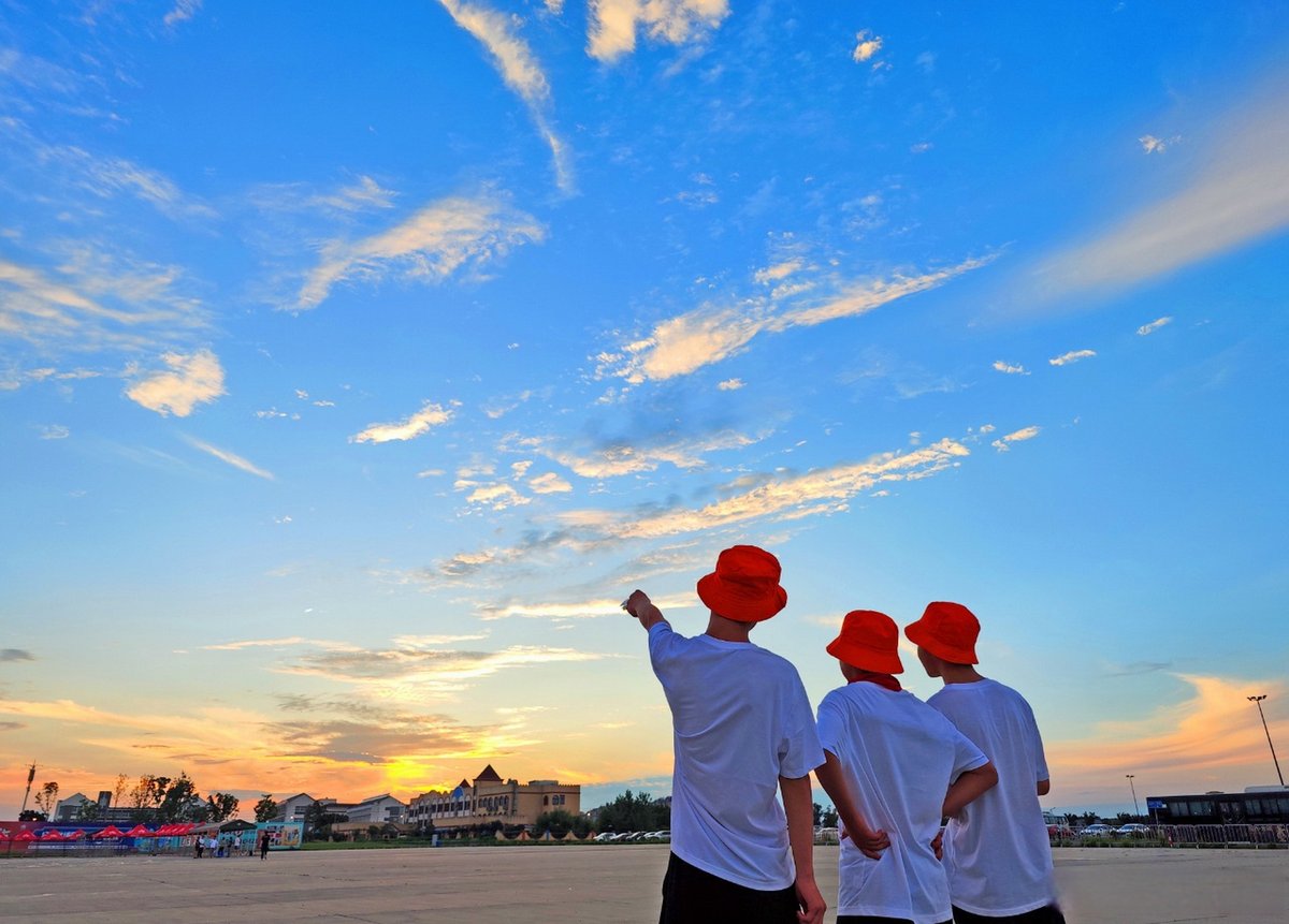 duauq384717's tweet photo. Exciting news! Our photography club is hosting a campus sunset photo walk this Saturday at 5 PM. Bring your cameras and capture golden hour vibes! All skill levels welcome. Join us for fun and great shots https://t.co/7RKXTJ1hok