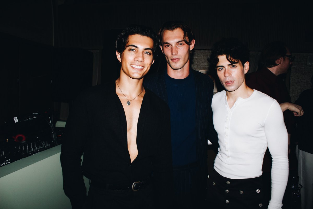 CM2Connect's tweet photo. Montblanc เฉลิมฉลองหนึ่งศตวรรษแห่งเครื่องหนัง ณ New York Fashion Week

Montblanc (@montblanc) เฉลิมฉลองหนึ่งศตวรรษแห่งเครื่องหนัง ณ New York Fashion Week โดยเนรมิต Crane Club ใจกลางนครนิวยอร์กให้กลายเป็นพื่นที่ที่ถ่ายทอดโลกแห่งความคิดสร้างสรรค์ของทางเมซงอย่างเต็มรูปแบบ โดยมี มิว ศุภศิษฏ์ (@mewsuppasit) Friend of Montblanc ประจำประเทศไทย เข้าร่วมงานสุดเอ็กซ์คลูซีฟพร้อมทั้ง Brand Ambassador อย่าง Rupert Friend (@rupertfriend), Seo Kang Jun (@seokj1012), Kerem Bürsin (@thebursin) และ Alfonso Herrera (@ponchohd) รวมถึงเซเลบริตี้จากหลากหลายวงการ อาทิ Paul Anthony Kelly (@ofishalpak), Jamie Campbell Bower (@bowerjamie) และ Alexandra Daddario (@alexandradaddario)

ภายในงานมีการจัดแสดง Writing Traveler Briefcase ขนาดใหญ่ ผลงานที่ผสานความใกล้ชิดของโต๊ะทำงานสำหรับนักเขียนให้เข้ากับงานฝีมือของเครื่องหนังที่สืบทอดมาอย่างยาวนาน พร้อมด้วย Montblanc Desk ที่ผู้ร่วมงานสามารถออกแบบเครื่องหนังชิ้นเล็กในแบบฉบับของตัวเองได้ อีกทั้งยังมีจุดเขียนโปสการ์ดที่เชิญชวนให้ผู้ร่วมงานหันมาใช้ปากกาถ่ายทอดความทรงจำและความรู้สึกที่มีต่อค่ำคืนสุดพิเศษผ่านข้อความที่เขียนด้วยลายมือ ตามแบบฉบับของทางเมซง

@Montblanc #Montblanc

#100YearsofLeather #MontblancLeather #LetsWrite