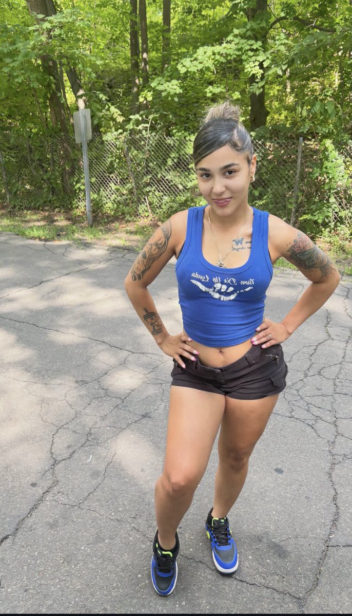 MillySwervooh's tweet photo. Naughty Bluebie https://t.co/SkPHP29iZX
