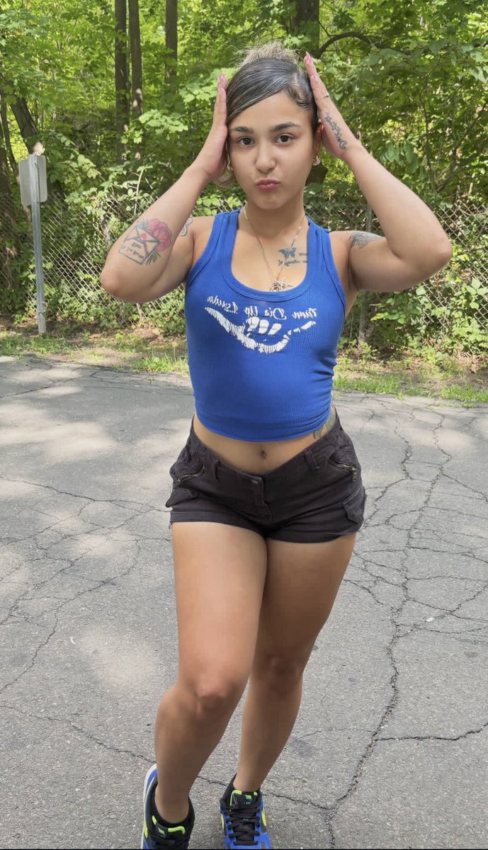 MillySwervooh's tweet photo. Naughty Bluebie https://t.co/SkPHP29iZX
