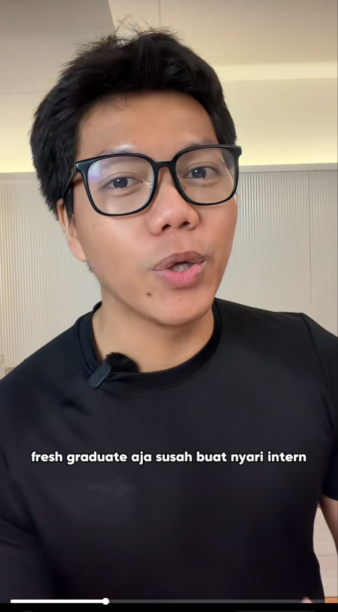 gemistale's tweet photo. gue abis nontonin vt ini, ada yang nanya cara kerja di ‘multinational company’ kayak dia…

dan ada beberapa fakta MENYEDIHKAN yang dia kasih tau:
- job market sekarang JAUH beda sama 2016
- sekarang bahkan fresh graduate aja susah cari kerja 😭😭😭😭 
- di tahun dia dulu, bahkan dia nolak intern gaji umr karena emang dia udah lulus dan deserve dapet ‘kerja beneran’