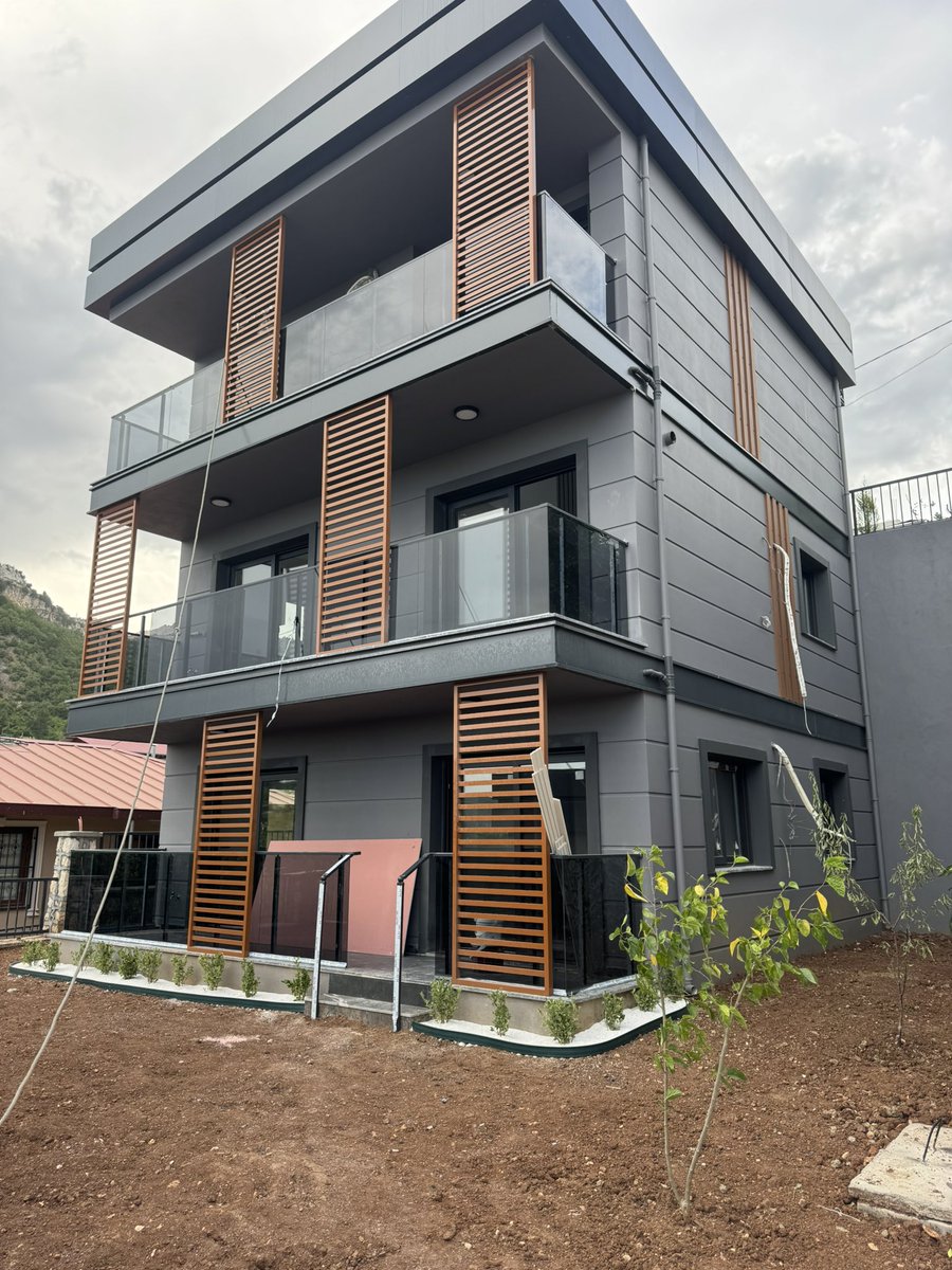 insaatuzmani's tweet photo. Benzer bir arazide 1 ay kırıcı çalıştı. Kayanın üstüne 2 villa yaptık. Biri dubleks, biri tripleks. Arazinin kotunu da avantaja çevirdik, birinin girişini aşağıdan, diğerinin girişini yukarıdan verdik.

Normalde burayı alan kişi tek villa projesi yaptırmış, maliyetler artınca işin içinden çıkamamış. Ben arsayı görür görmez buraya 2 villa yapıştırırım dedim. Mersin Gözne’de yaptık, sattık, mis gibi oldu.