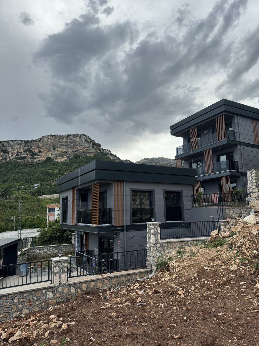 insaatuzmani's tweet photo. Benzer bir arazide 1 ay kırıcı çalıştı. Kayanın üstüne 2 villa yaptık. Biri dubleks, biri tripleks. Arazinin kotunu da avantaja çevirdik, birinin girişini aşağıdan, diğerinin girişini yukarıdan verdik.

Normalde burayı alan kişi tek villa projesi yaptırmış, maliyetler artınca işin içinden çıkamamış. Ben arsayı görür görmez buraya 2 villa yapıştırırım dedim. Mersin Gözne’de yaptık, sattık, mis gibi oldu.