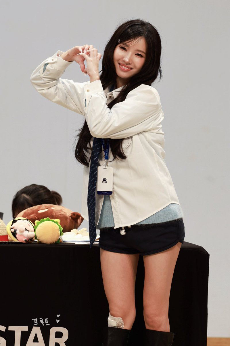 fruit_SOPP's tweet photo. 260913  MAKESTAR

그럼 제복을 벗고, 퇴사할게여 하는 심정으로 잠시 
모두 안녕히 계세요.🤭

#소연 #SOYEON  
#아이들 #idle  
#끝내주는인생  
#퇴사할게여 https://t.co/HEYhoWLpnM