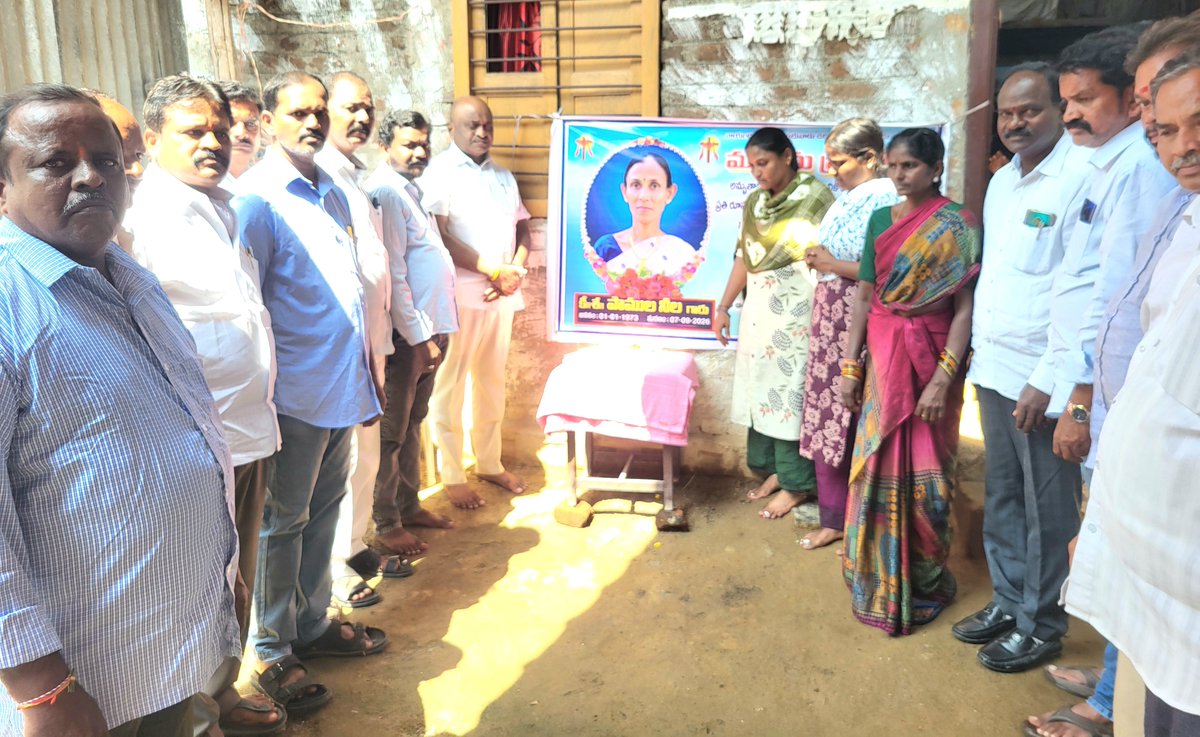 DharmareddyTRS's tweet photo. పరకాల నియోజకవర్గం దామెర మండలం పులుకుర్తి, తక్కళ్లపాడు, ఊరుగొండ, దుర్గంపేట గ్రామాల్లో ఇటీవల మృతిచెందిన బీఆర్‌ఎస్ కార్యకర్తల కుటుంబాలను పరామర్శించి, వారికి ప్రగాఢ సానుభూతి తెలియజేయడం జరిగింది.

#ChallaDharmaReddy #BRS #Parakala #Damera #Telangana
@BRSparty https://t.co/HJ020WlnfN
