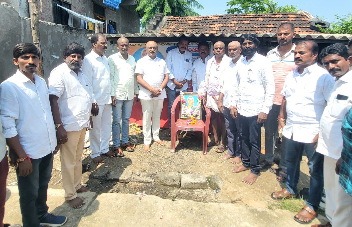 DharmareddyTRS's tweet photo. పరకాల నియోజకవర్గం దామెర మండలం పులుకుర్తి, తక్కళ్లపాడు, ఊరుగొండ, దుర్గంపేట గ్రామాల్లో ఇటీవల మృతిచెందిన బీఆర్‌ఎస్ కార్యకర్తల కుటుంబాలను పరామర్శించి, వారికి ప్రగాఢ సానుభూతి తెలియజేయడం జరిగింది.

#ChallaDharmaReddy #BRS #Parakala #Damera #Telangana
@BRSparty https://t.co/HJ020WlnfN