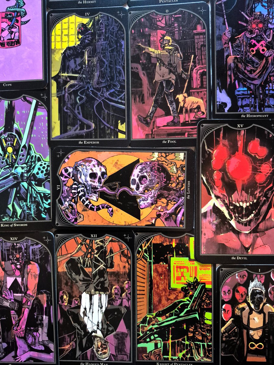 EvolutionPanini's tweet photo. Este set contiene una baraja de Tarot completa de 78 cartas, que incluye, por primera vez en formato físico, los 22 Arcanos Mayores de Cyberpunk 2077, los 4 Arcanos Menores de Phantom Liberty, 16 Arcanos Menores adicionales y 36 palos expresamente ilustrados por Jakub Rebelka. https://t.co/L1CXRBjHda