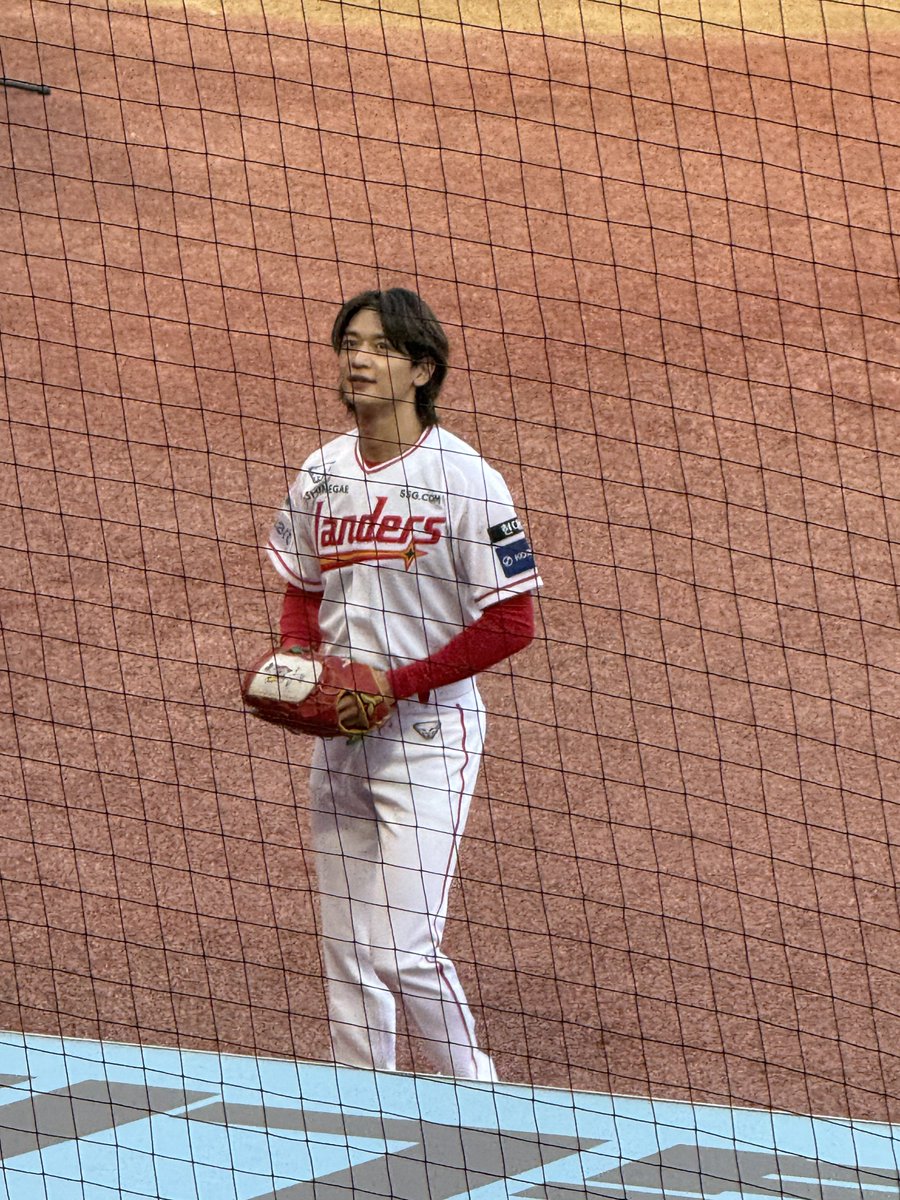 twilight7901's tweet photo. 히히 최민호 시구 화이팅 https://t.co/WCAOooYLNj