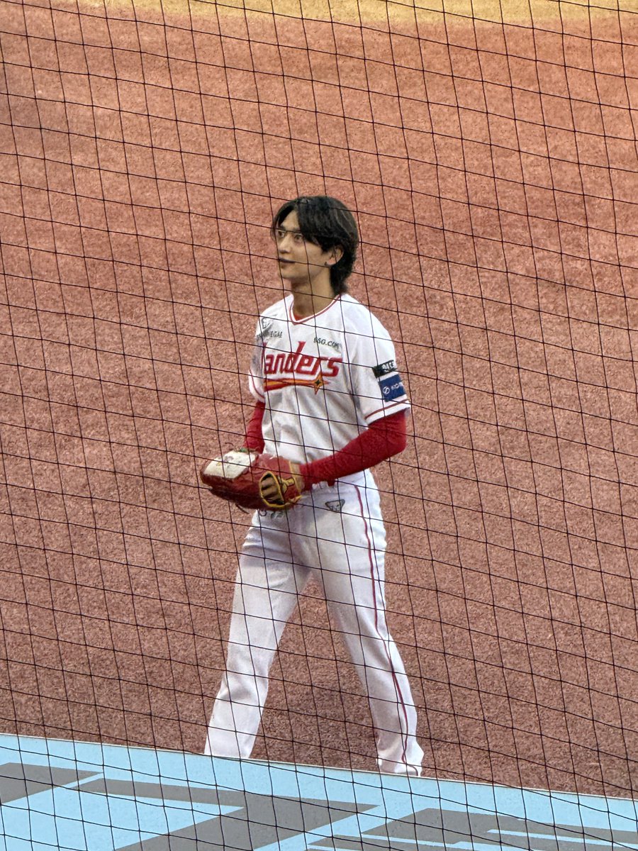 twilight7901's tweet photo. 히히 최민호 시구 화이팅 https://t.co/WCAOooYLNj
