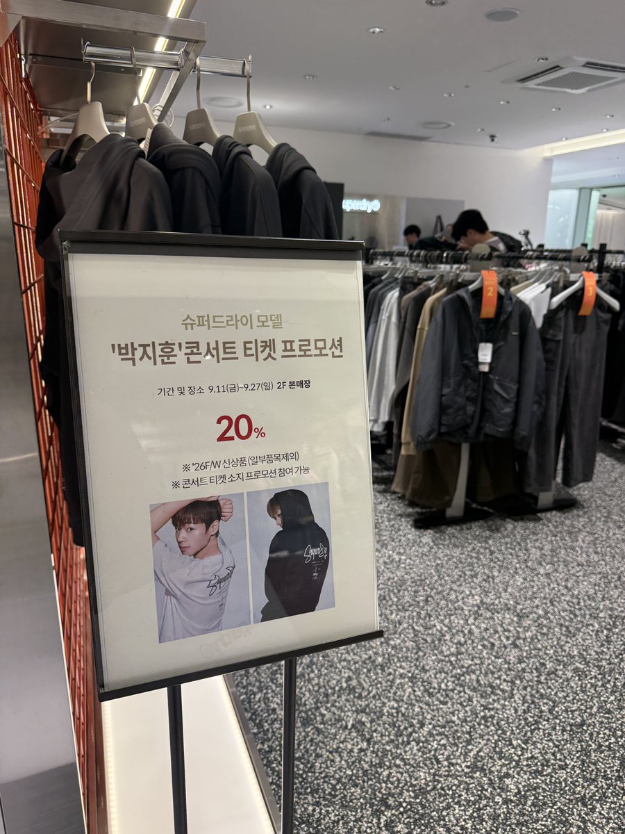 wanna_winkright's tweet photo. 슈드 잠실점 너무너무 친절하시고
본사에서 (아마도 콘서트장이 잠실이었어서) 잠실에만 준 혜택이라 하심!
가방은 생각보다 클수록 예쁘고
엄청 가벼움👍💕
추석 보너스 받은걸로 내꺼랑 친구생선
땡겨서 ㅋㅋㅋ 쇼핑완료! https://t.co/ETDzDx4Nx3
