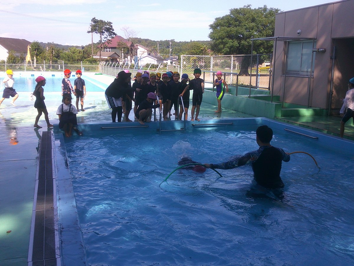 ooaira_esc's tweet photo. 今回は１年生の水遊び。輪っかを使って水の中へ。うまく潜り込める子もいれば、水が怖くて顔を付けられない子も。おうちでもできることはあります！シャワーを顔にかける。浴槽の水をかけ合う。浴槽の中にバシャンと沈んでみる。まずは、水を怖がらないために遊びながら。ご家庭でもお試しください！ https://t.co/I5l4LWb8e0