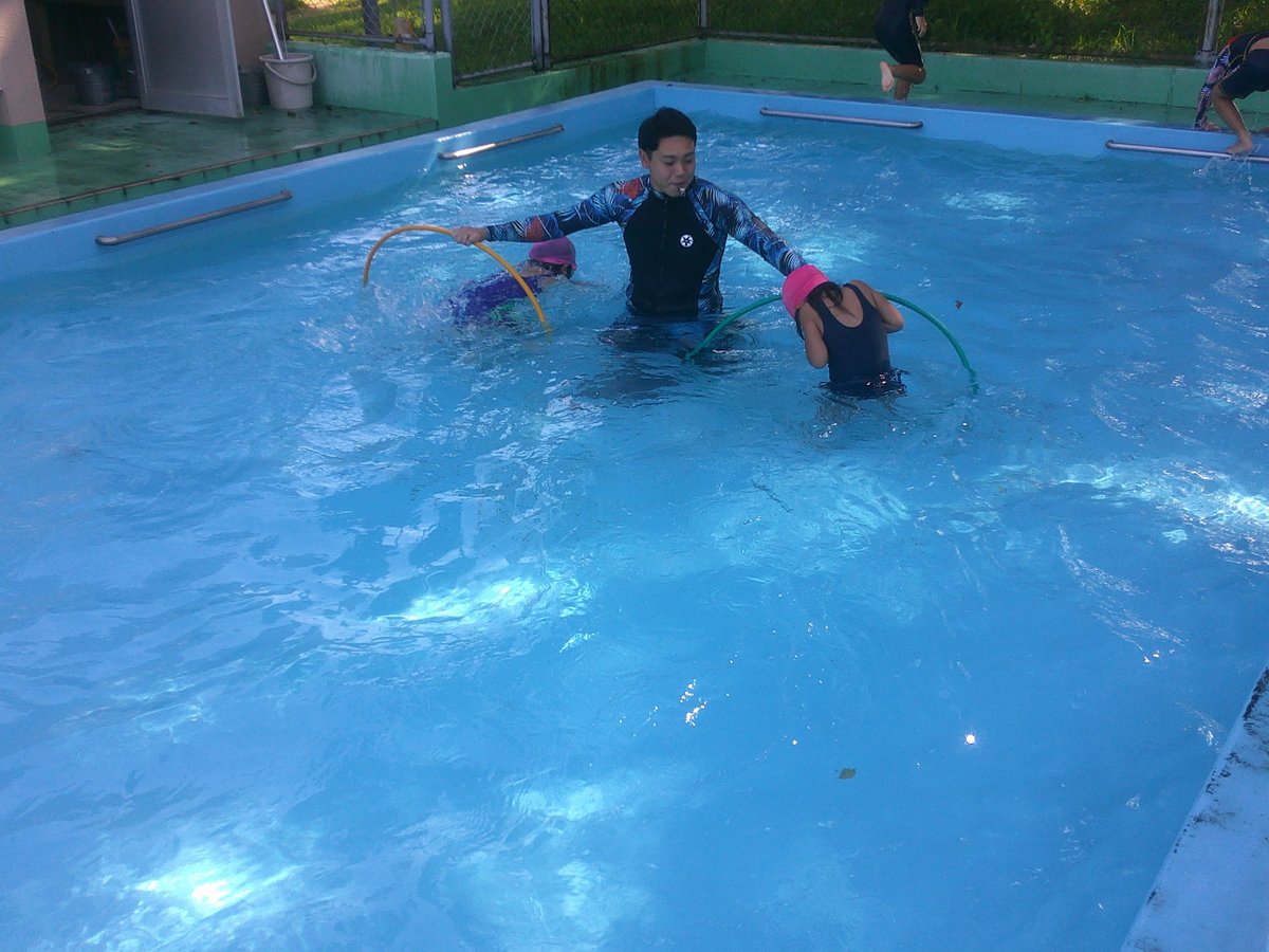 ooaira_esc's tweet photo. 今回は１年生の水遊び。輪っかを使って水の中へ。うまく潜り込める子もいれば、水が怖くて顔を付けられない子も。おうちでもできることはあります！シャワーを顔にかける。浴槽の水をかけ合う。浴槽の中にバシャンと沈んでみる。まずは、水を怖がらないために遊びながら。ご家庭でもお試しください！ https://t.co/I5l4LWb8e0