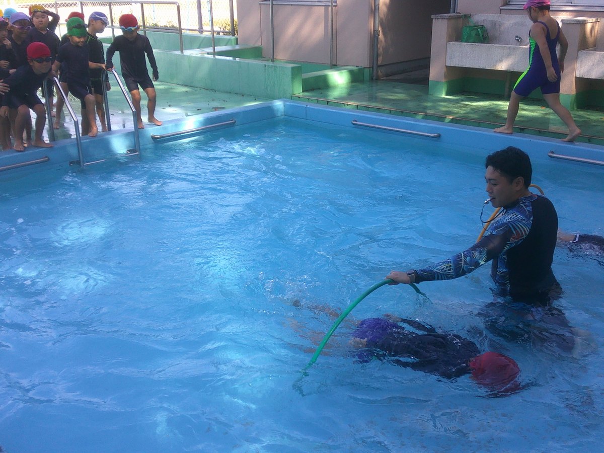 ooaira_esc's tweet photo. 今回は１年生の水遊び。輪っかを使って水の中へ。うまく潜り込める子もいれば、水が怖くて顔を付けられない子も。おうちでもできることはあります！シャワーを顔にかける。浴槽の水をかけ合う。浴槽の中にバシャンと沈んでみる。まずは、水を怖がらないために遊びながら。ご家庭でもお試しください！ https://t.co/I5l4LWb8e0