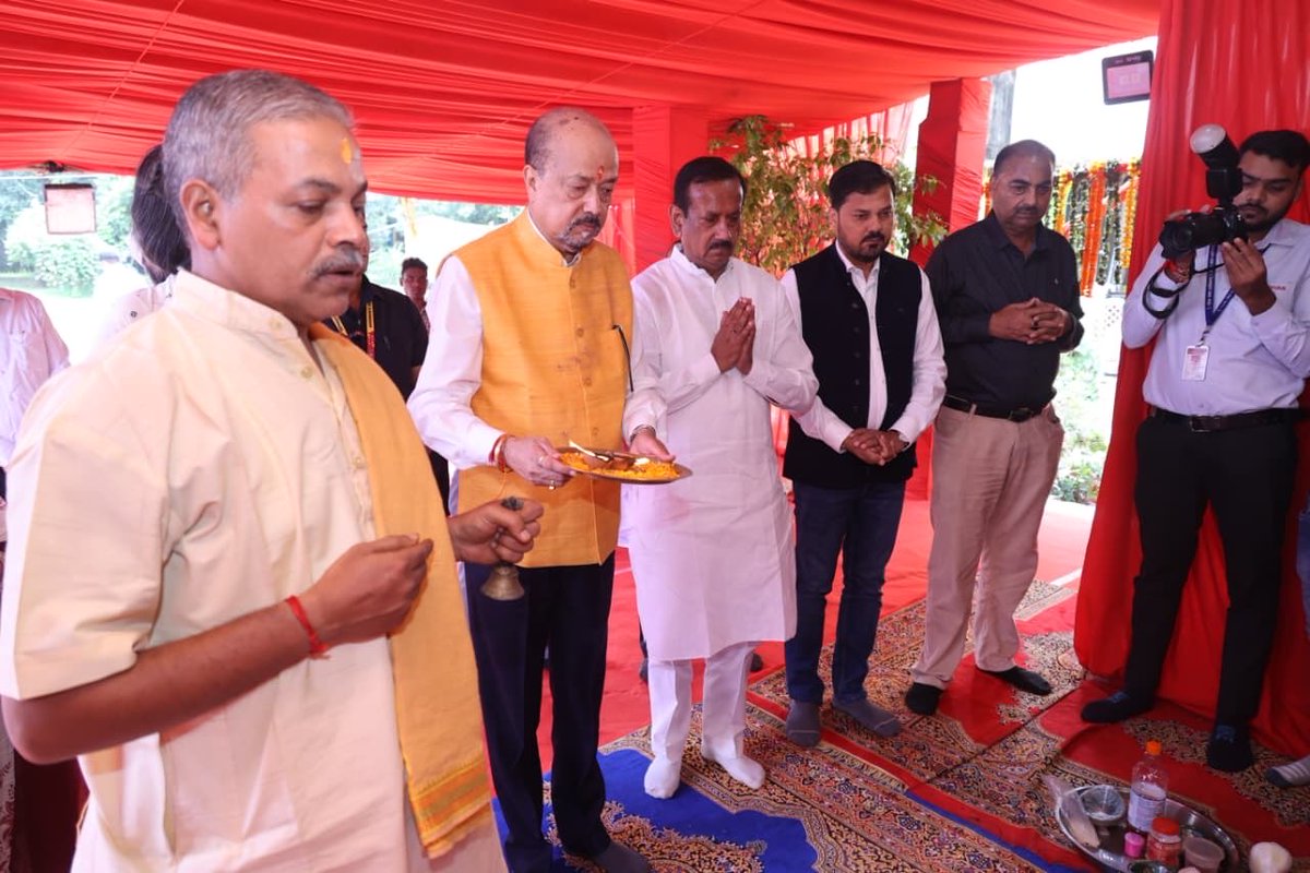 KumarDevendraP1's tweet photo. आज रायगढ़ के ऐतिहासिक मोतीमहल परिसर में महामहिम राज्यपाल श्री रमेन डेका जी, उनकी सुपुत्री सुश्री आयुष्मिता डेका जी एवं धरसींवा विधानसभा क्षेत्र के माननीय विधायक एवं पद्मश्री श्री अनुज शर्मा जी का गरिमामय आगमन हुआ।

इस अवसर पर उनका आत्मीय स्वागत एवं अभिनंदन करने का सौभाग्य प्राप्त हुआ। महामहिम राज्यपाल जी एवं  पद्मश्री अनुज शर्मा जी का मोतीमहल आगमन रायगढ़ की गौरवशाली ऐतिहासिक, सांस्कृतिक एवं कला विरासत के लिए एक विशेष और स्मरणीय अवसर रहा।

रायगढ़ की समृद्ध संस्कृति, परंपरा और कला-विरासत को संजोने एवं उसे नई पहचान देने के संकल्प को ऐसे गरिमामय अवसर नई ऊर्जा प्रदान करते हैं।

@governorchhattisgarh @anujs10001 

#chakradharsamaroh #motimahal #devendrapratapsingh