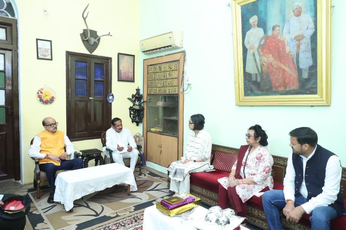 KumarDevendraP1's tweet photo. आज रायगढ़ के ऐतिहासिक मोतीमहल परिसर में महामहिम राज्यपाल श्री रमेन डेका जी, उनकी सुपुत्री सुश्री आयुष्मिता डेका जी एवं धरसींवा विधानसभा क्षेत्र के माननीय विधायक एवं पद्मश्री श्री अनुज शर्मा जी का गरिमामय आगमन हुआ।

इस अवसर पर उनका आत्मीय स्वागत एवं अभिनंदन करने का सौभाग्य प्राप्त हुआ। महामहिम राज्यपाल जी एवं  पद्मश्री अनुज शर्मा जी का मोतीमहल आगमन रायगढ़ की गौरवशाली ऐतिहासिक, सांस्कृतिक एवं कला विरासत के लिए एक विशेष और स्मरणीय अवसर रहा।

रायगढ़ की समृद्ध संस्कृति, परंपरा और कला-विरासत को संजोने एवं उसे नई पहचान देने के संकल्प को ऐसे गरिमामय अवसर नई ऊर्जा प्रदान करते हैं।

@governorchhattisgarh @anujs10001 

#chakradharsamaroh #motimahal #devendrapratapsingh