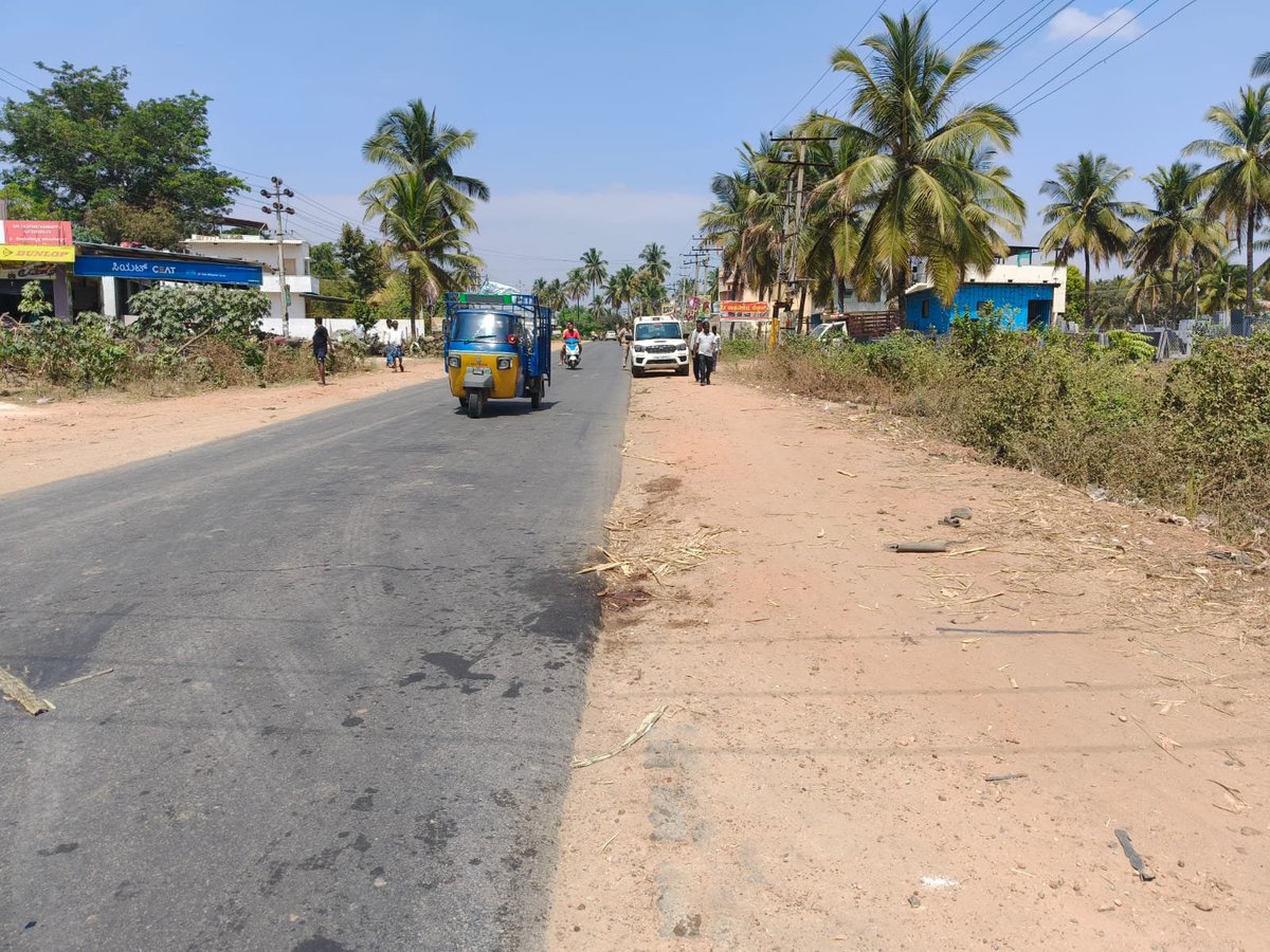 MandyaPolice's tweet photo. ಕೊಪ್ಪ ಪೊಲೀಸ್ ಠಾಣಾ ವ್ಯಾಪ್ತಿಯ ��ಿ.ಬಳ್ಳೇಕೆರೆ ಗ್ರಾಮದ ರಾಮಕೃಷ್ಣ ಪೆಟ್ರೋಲ್ ಬಂಕ್ ಬಳಿ ಬೈಕ್ ಹಾಗೂ ಹಾಲಿನ ಟ್ಯಾಂಕರ್ ನಡುವೆ ಅಪಘಾತ ಸಂಭವಿಸಿ ಮೂವರು ಮೃತಪಟ್ಟಿದ್ದು ಮತ್ತೋರ್ವರಿಗೆ ಸಣ್ಣ ಪುಟ್ಟ ಗಾಯಗಳಾಗಿದ್ದು, ಈ ಹಿನ್ನೆಲೆಯಲ್ಲಿ ಇಂದು ಮಾನ್ಯ ಜಿಲ್ಲಾ ಪೊಲೀಸ್ ಅಧೀಕ್ಷಕರಾದ ಡಾ. ಶೋಭರಾಣಿ ವಿ.ಜೆ., ಐಪಿಎಸ್ ರವರು ಘಟನಾ ಸ್ಥಳಕ್ಕೆ ಭೇಟಿ https://t.co/2U3uum3NI5