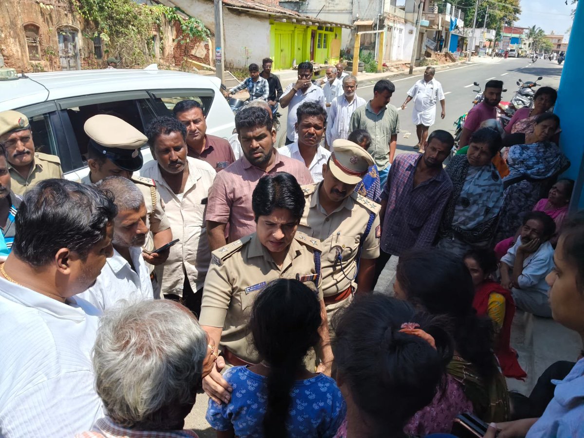 MandyaPolice's tweet photo. @DgpKarnataka @Rangepol_SR @KarnatakaCops ನೀಡಿ, ಸ್ಥಳ ಪರಿಶೀಲನೆ ನಡೆಸಿ, ಅಪಘಾತದ ಕುರಿತು ಸಂಬಂಧಪಟ್ಟ ಅಧಿಕಾರಿಗಳಿಂದ ಮಾಹಿತಿ ಪಡೆದು ನಂತರ ಶವಾಗಾರಕ್ಕೆ ಭೇಟಿ ನೀಡಿ, ಮೃತರ ಬಗ್ಗೆ ಮಾಹಿತಿ ಪಡೆದು, ಮೃತರ ಕುಟುಂಬಸ್ಥರನ್ನು ಭೇಟಿ ಮಾಡಿ ಸಾಂತ್ವನ ಹೇಳಿದರು, ಪ್ರಕರಣದ ಕುರಿತು ಸಮಗ್ರ ತನಿಖೆ ನಡೆಸಿ, ಅಗತ್ಯ ಕಾನೂನು ಕ್ರಮಗಳನ್ನು ಕೈಗೊಳ್ಳುವಂತೆ ತನಿಖಾ��ಿಕಾರಿಗಳಿಗೆ ಸೂಕ್ತ ಸಲಹೆ, https://t.co/qYvIMw8Gyw