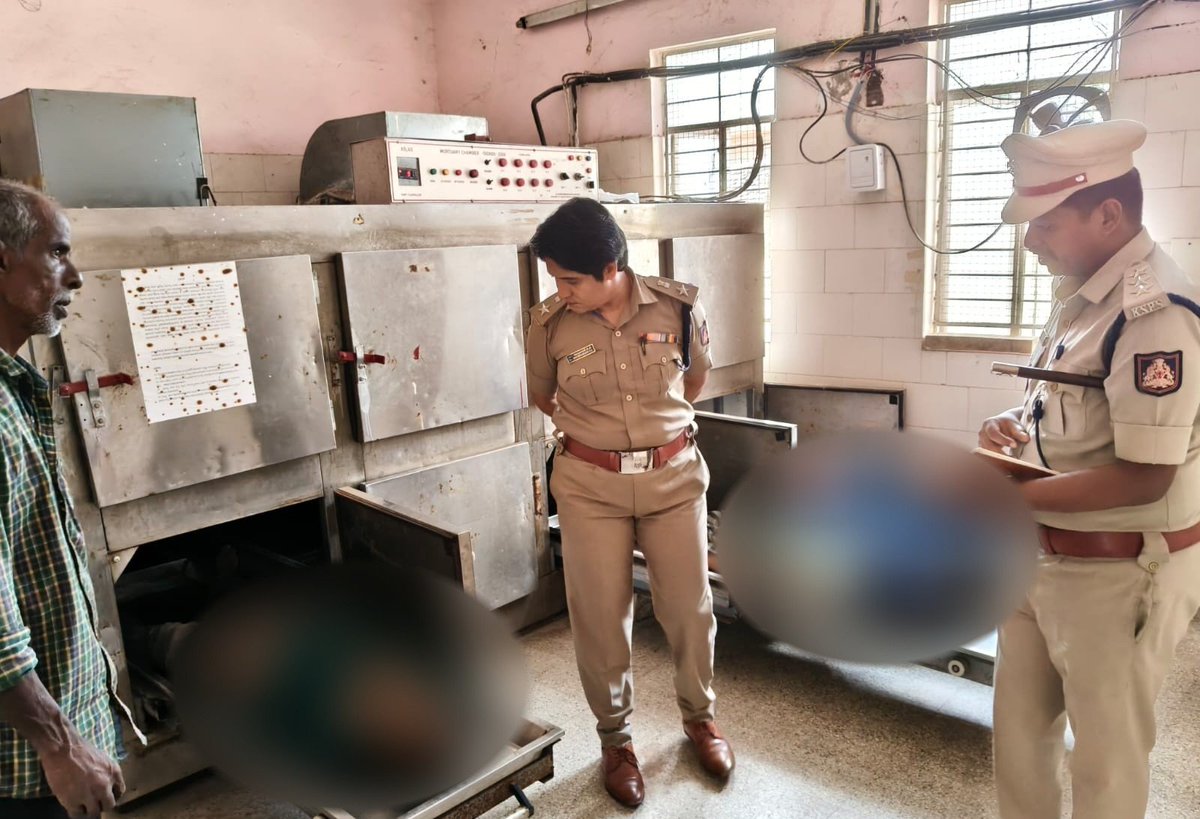 MandyaPolice's tweet photo. ಕೊಪ್ಪ ಪೊಲೀಸ್ ಠಾಣಾ ವ್ಯಾಪ್ತಿಯ ��ಿ.ಬಳ್ಳೇಕೆರೆ ಗ್ರಾಮದ ರಾಮಕೃಷ್ಣ ಪೆಟ್ರೋಲ್ ಬಂಕ್ ಬಳಿ ಬೈಕ್ ಹಾಗೂ ಹಾಲಿನ ಟ್ಯಾಂಕರ್ ನಡುವೆ ಅಪಘಾತ ಸಂಭವಿಸಿ ಮೂವರು ಮೃತಪಟ್ಟಿದ್ದು ಮತ್ತೋರ್ವರಿಗೆ ಸಣ್ಣ ಪುಟ್ಟ ಗಾಯಗಳಾಗಿದ್ದು, ಈ ಹಿನ್ನೆಲೆಯಲ್ಲಿ ಇಂದು ಮಾನ್ಯ ಜಿಲ್ಲಾ ಪೊಲೀಸ್ ಅಧೀಕ್ಷಕರಾದ ಡಾ. ಶೋಭರಾಣಿ ವಿ.ಜೆ., ಐಪಿಎಸ್ ರವರು ಘಟನಾ ಸ್ಥಳಕ್ಕೆ ಭೇಟಿ https://t.co/2U3uum3NI5