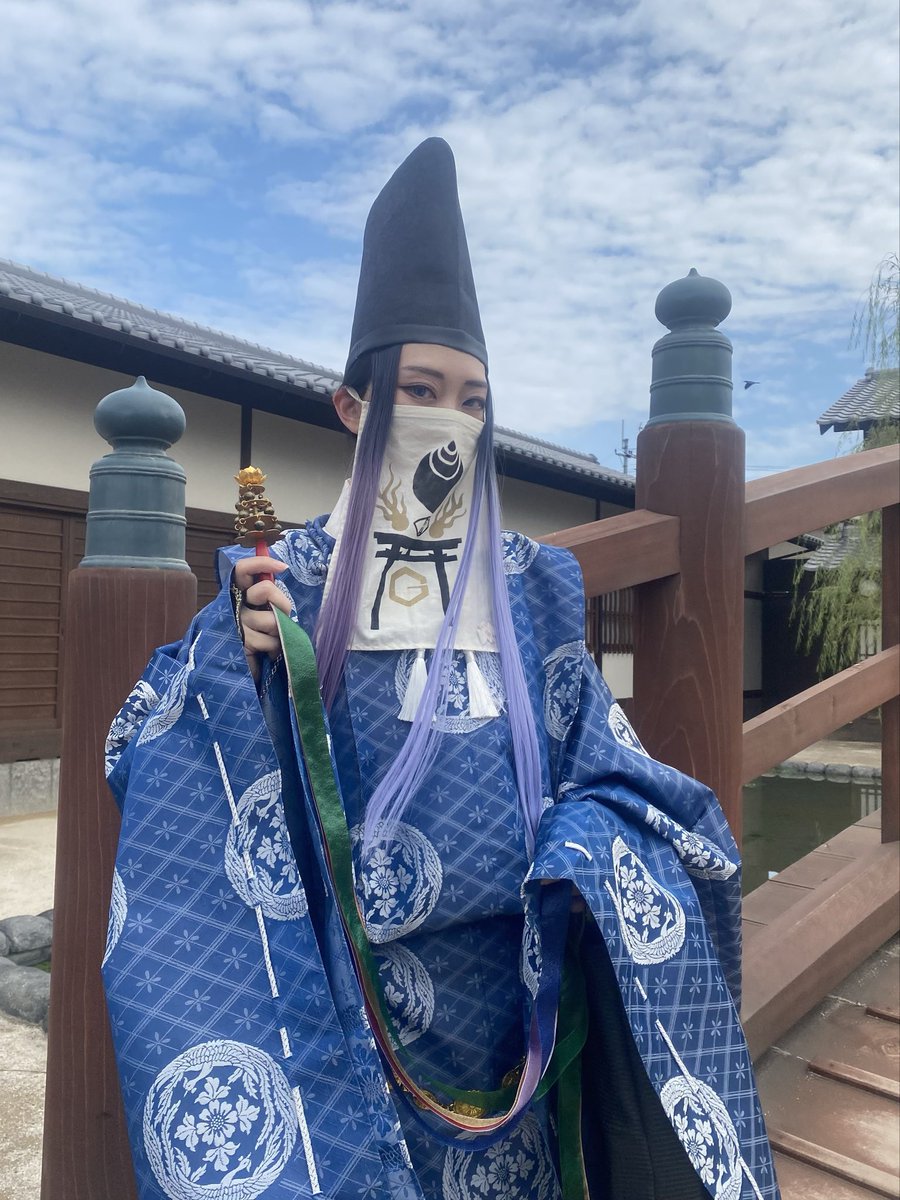 ashiyabluemoon's tweet photo. 陰陽師(昼の姿)
ヒカ碁の佐為と刀剣の三日月さんと千と千尋の春日様を足した様な感じになってます。

映画村、次は雨でなければ10/4予定です！

#怪々YOKAI祭 #百鬼夜行 https://t.co/4vk3FQk0yl