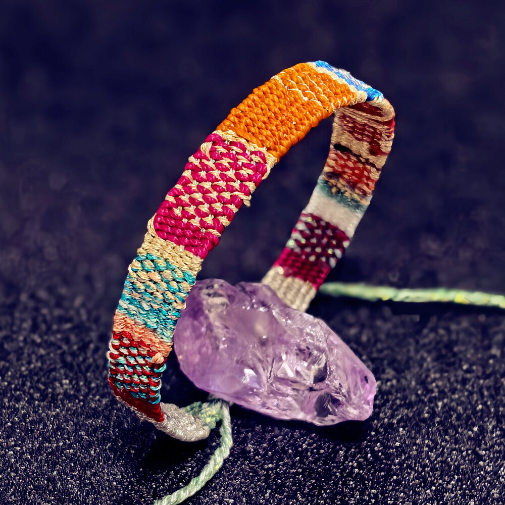TalithaRoeragl's tweet photo. He terminado esta linda pulsera de macramé con hilos de colores hoy! Materiales sencillos, resultado lleno de calor , https://t.co/OxojtrEW9R