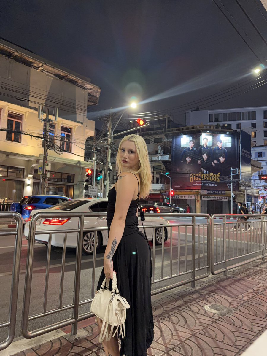nazy0dodi's tweet photo. It’s been 4 days since I arrived in Bangkok, and the people and food are amazing. I love it here! 🤭🦄🦄 https://t.co/cPvIlkAC8s