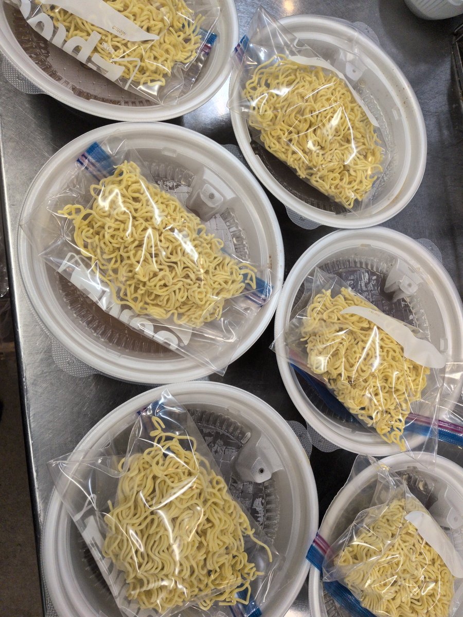 BAR8toMafxt's tweet photo. ありがたい事に置いてからま〜ラーメンが売れる売れるw✨

〆ラーまでいけちゃう「BAR 8 to M」

本日も皆様の飲んで歌ってから〆ラーまでたくさんのご来店お待ちしております😊✨
(こんな感じで用意してお店で仕上げしております🙇‍♂✨) https://t.co/i6Tekn5jKQ