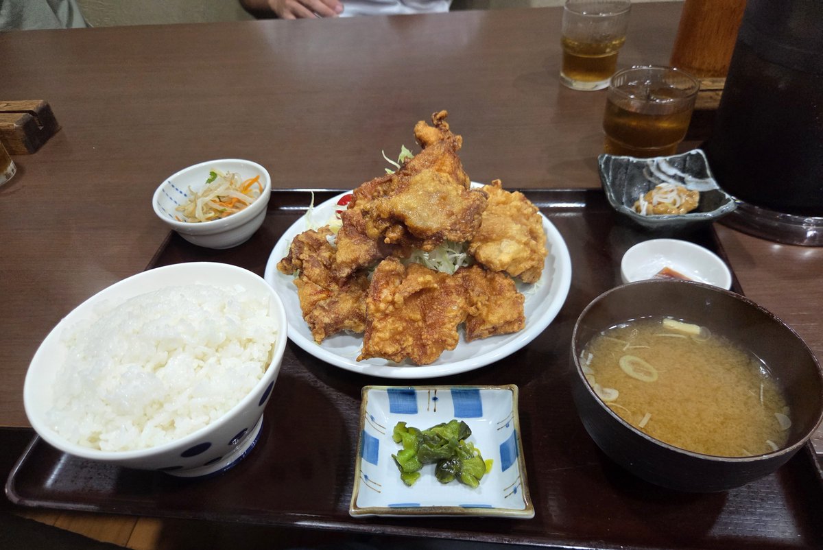 chachamaru_0201's tweet photo. 岩手県盛岡市
ももどり伝説 盛岡南店
唐揚げ定食
岩手県花巻市
マルカンビル大食堂
ソフトクリーム
ももどり伝説は2回目の訪問。
マルカンビル大食堂は初訪問。
唐揚げは肉が薄く切られてるから食べやすく大きいからとても満足😊
マルカンビル大食堂はすごくノスタルジックで平日なのに人沢山居た汗 https://t.co/P5p15hFZSW
