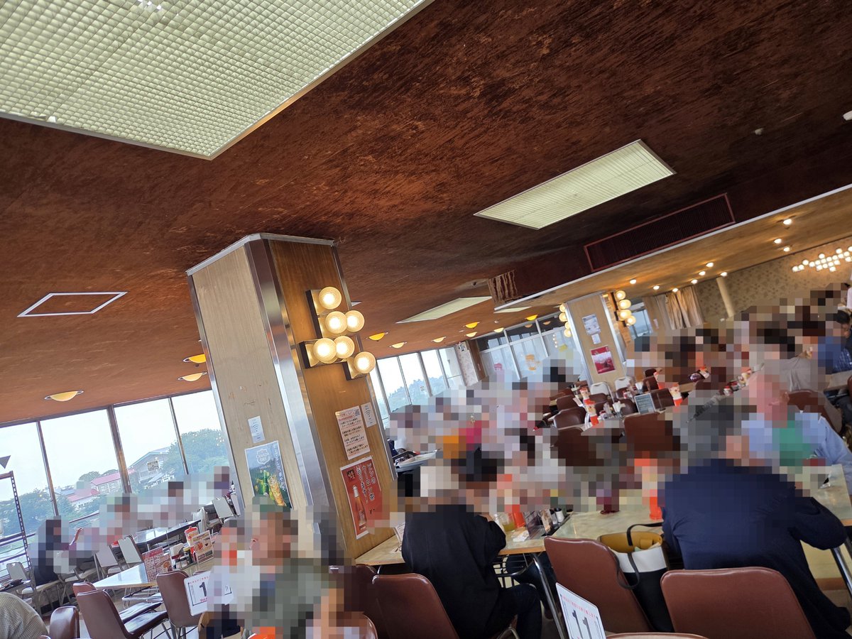 chachamaru_0201's tweet photo. 岩手県盛岡市
ももどり伝説 盛岡南店
唐揚げ定食
岩手県花巻市
マルカンビル大食堂
ソフトクリーム
ももどり伝説は2回目の訪問。
マルカンビル大食堂は初訪問。
唐揚げは肉が薄く切られてるから食べやすく大きいからとても満足😊
マルカンビル大食堂はすごくノスタルジックで平日なのに人沢山居た汗 https://t.co/P5p15hFZSW