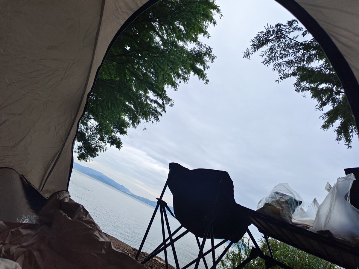 frosg640451's tweet photo. [Woke up to bird songs and a misty lake at our cozy campsite—this is the calm reset I needed. No alarms, just pure morning peace. ]， https://t.co/24CcswojLb