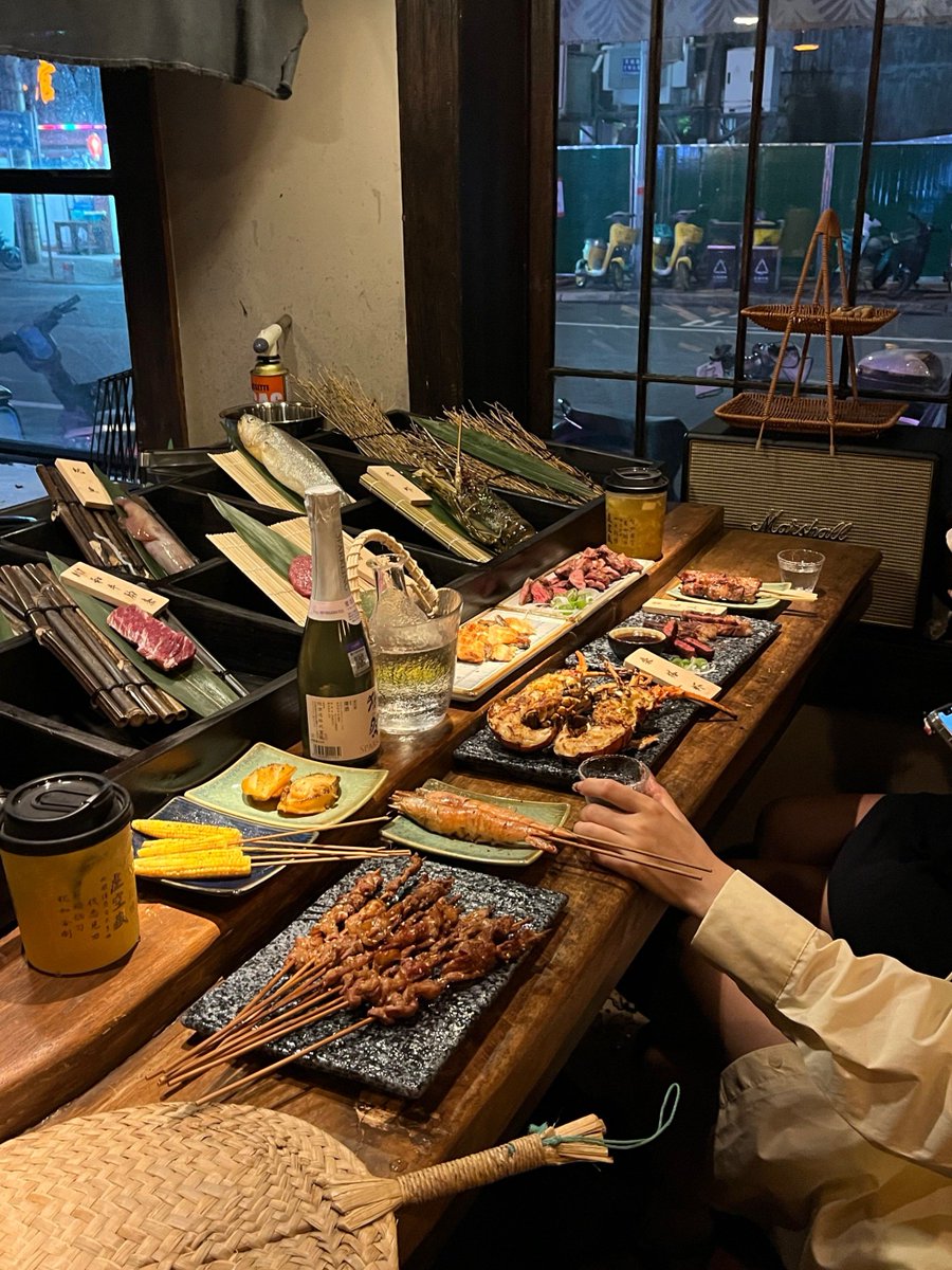KeikoMerk's tweet photo. Late night craving hits—warm pork bun, miso soup, and soft rice at the tiny street-side izakaya. Nothing beats this quiet glow and simple, savory bites after a long day. https://t.co/Hu5ygIT55e