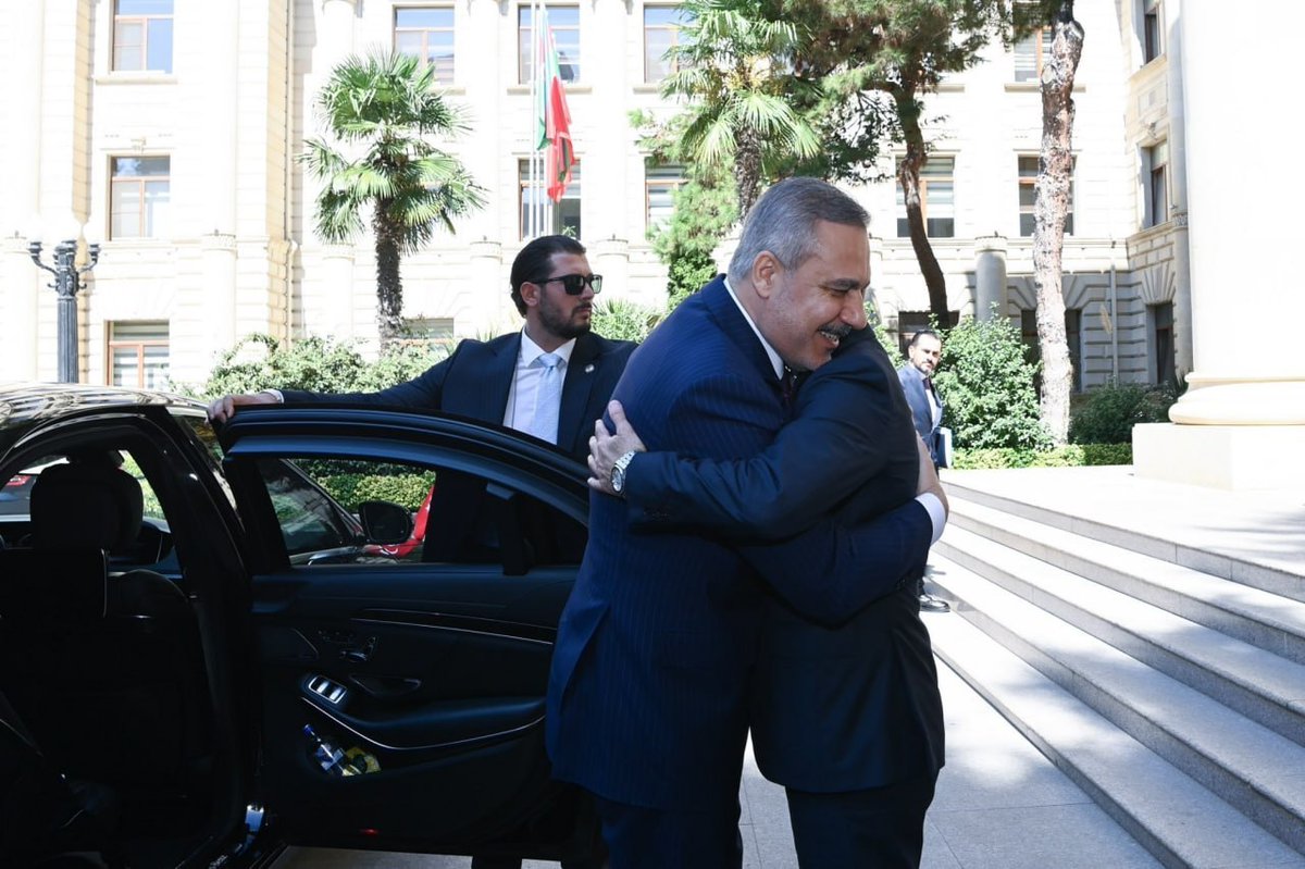 MediaTurkTV's tweet photo. Azərbaycanın xarici işlər naziri Ceyhun Bayramov Türkiyənin XİN rəhbəri Hakan Fidanı qarşılayıb.
XİN bildirib ki, səfər Azərbaycan və Türkiyə arasındakı güclü strateji tərəfdaşlığı, müttəfiqlik münasibətlərini və qardaşlıq əlaqələrini əks etdirir. https://t.co/JqfZzKKgzw