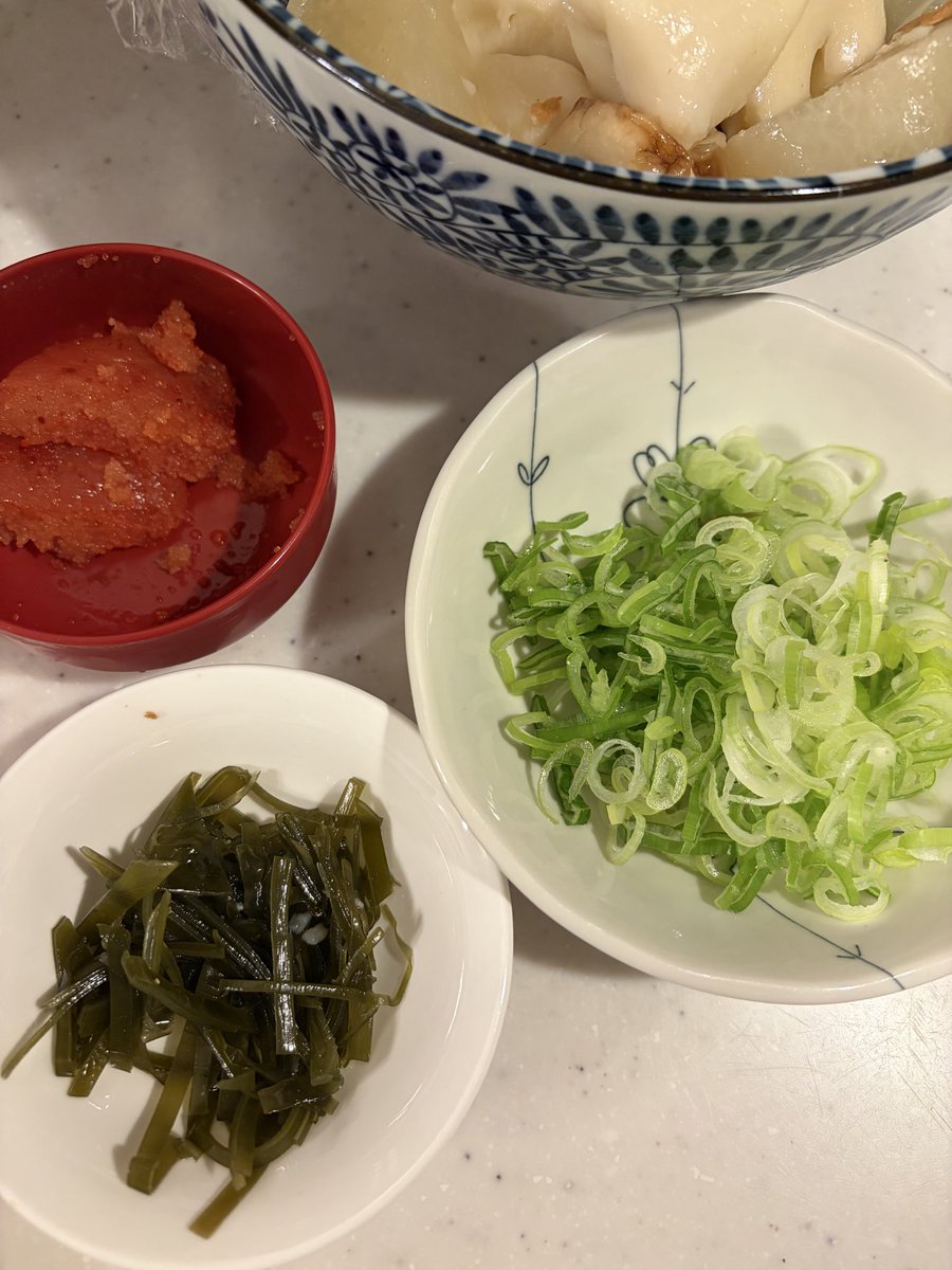camcamxx's tweet photo. 残りのおでん🍢でラーメンにするのは我が家の定番^ ^博多ラーメンっぽくしてるけど残り汁に豆乳を入れるだけ！大根を刻んで背脂っぽく見せるけど鶏白湯みたいなあっさりスープのイメージ　#おうちラーメン https://t.co/rRyHxsGUKw