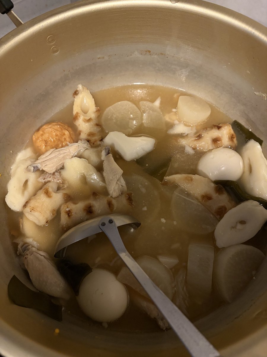 camcamxx's tweet photo. 残りのおでん🍢でラーメンにするのは我が家の定番^ ^博多ラーメンっぽくしてるけど残り汁に豆乳を入れるだけ！大根を刻んで背脂っぽく見せるけど鶏白湯みたいなあっさりスープのイメージ　#おうちラーメン https://t.co/rRyHxsGUKw