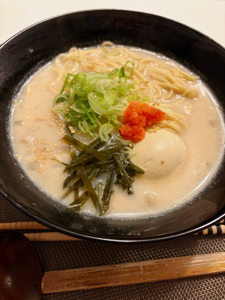camcamxx's tweet photo. 残りのおでん🍢でラーメンにするのは我が家の定番^ ^博多ラーメンっぽくしてるけど残り汁に豆乳を入れるだけ！大根を刻んで背脂っぽく見せるけど鶏白湯みたいなあっさりスープのイメージ　#おうちラーメン https://t.co/rRyHxsGUKw