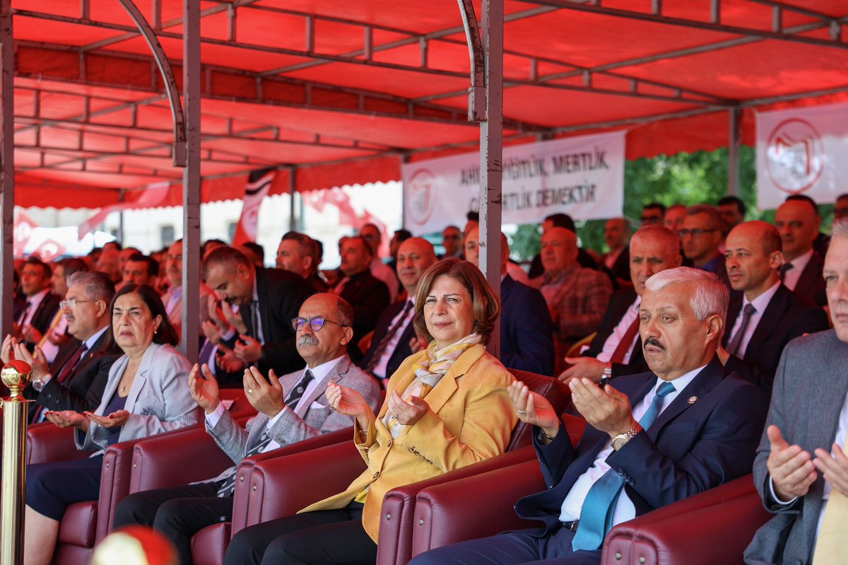 ayseunluce's tweet photo. Valilik Meydanı’nda düzenlenen Ahilik Haftası programına katıldık.

Program kapsamında Yılın Ahi Bacısı seçilen kıymetli esnafımıza kaftanını giydirerek, Ahilik kültürümüzün emek ve dayanışma geleneğini hep birlikte yaşattık.

Alın teriyle üreten, kentimizin ekonomisine değer katan tüm esnaf ve sanatkârlarımızın Ahilik Haftası’nı kutluyor, bereketli kazançlar diliyorum.