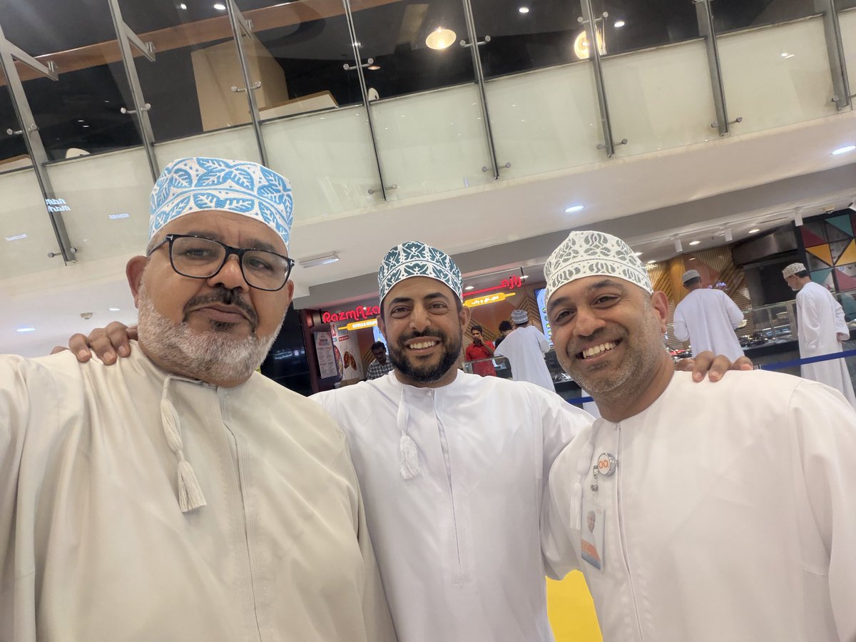 aljhdhamy's tweet photo. صدفة جميلة جمعتني بالأستاذ طلال  محمد جواد اللواتيا، برفقة كابتن منتخب الجولف، أمام مطعم «راز مزان» فرع جراند مول.
حديث عفوي جميل عن رياضة الجولف، هذه اللعبة الراقية التي لا تقوم على المهارة وحدها، بل على الانضباط والتركيز والروح الرياضية.
لقاء جمعنا صدفة، لكن الحديث عن الجولف وأهله كان أجمل من الصدفة نفسها. الجدير بالذكر ان عزان الرمحي صاحب سلسلة مطاعم راز مزان .