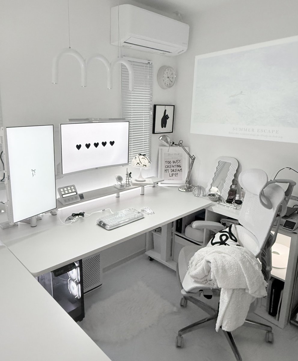 lvelss_m's tweet photo. ｡*⑅୨୧┈White desk setup ┈୨୧⑅*。 https://t.co/k9w89jpToT