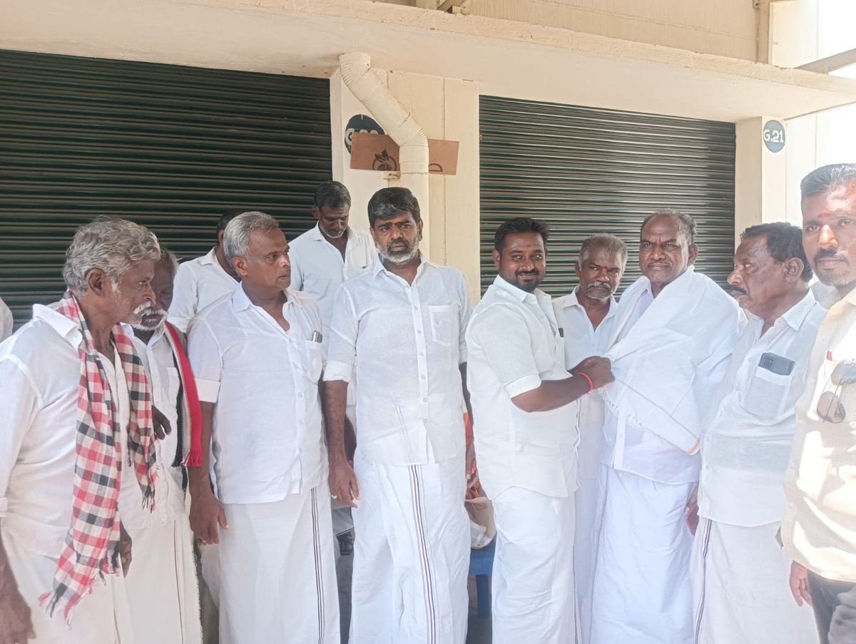 rama_chandhran's tweet photo. அண்ணா பிறந்தநாள், இன்று 15 9 2026 அன்று மன்னார்குடியில் உள்ள அண்ணா உருவ சிலைக்கு அ மமு க சார்பில் மாவட்ட செயலாளர் தலைமையில் கழக அமைப்பு செயலாளரா அக்ரி  ராமச்சந்திரன் மாலை அணிவித்து மரியாதை செலுத்தியது. https://t.co/Xv1ubm9OkF