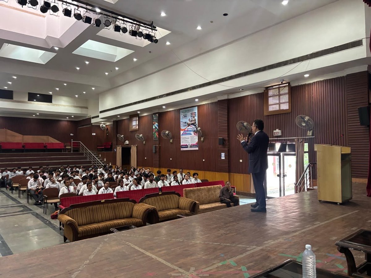 EcuadorIndia's tweet photo. En el instituto Nacional de Turismo de la ciudad de Gwalior, Emb. Fernando Bucheli promueve las atracciones turísticas del Ecuador. https://t.co/Ds9N0Hojkc