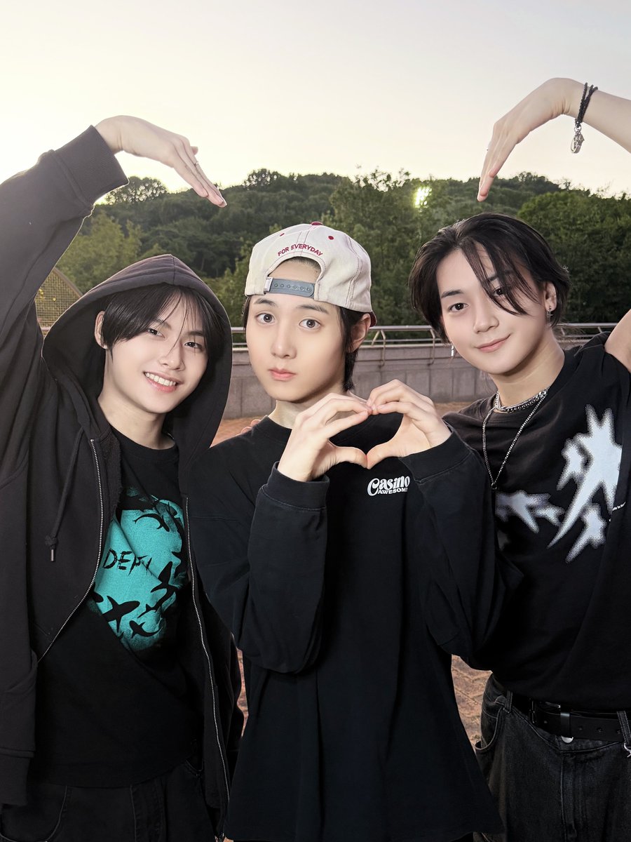 ouiboysofficial's tweet photo. Royalty Behind📸

#OUIBOYS #위보이즈 #ウィボーイズ https://t.co/oJ6SJyQoUG