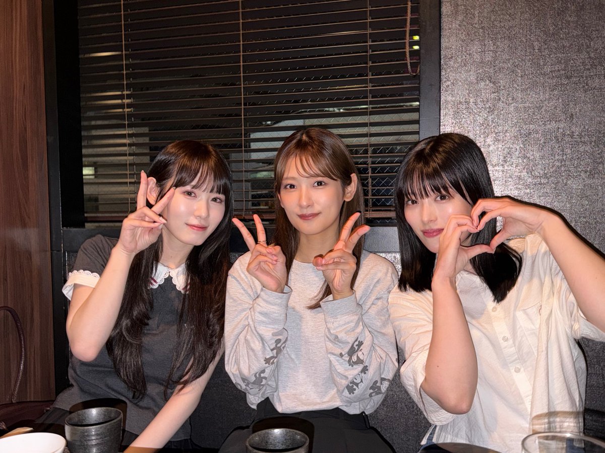 saitofuyuka215's tweet photo. ヘアメイクさんが同じだった三姉妹!!(即興ネーミング)(長女のみハート)(関西人とのご縁)

3人とも白米モリモリ食べて元気でした😊🍚✨ https://t.co/lJh1bNIALP